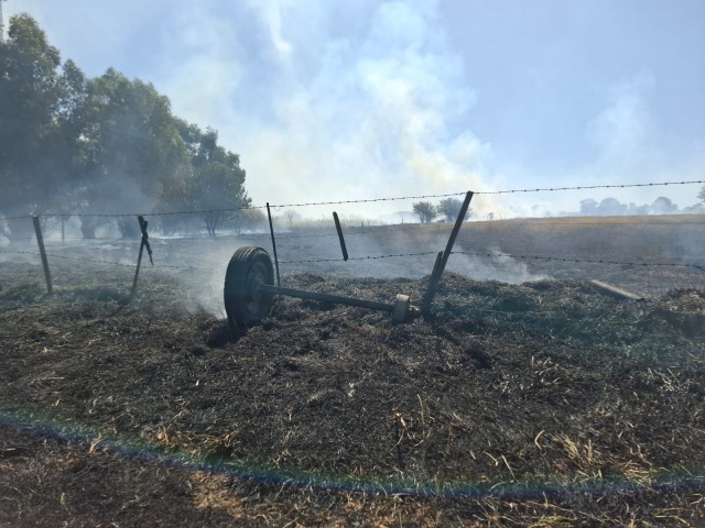Importante incendio de pastizales en Alberdi y Del Valle